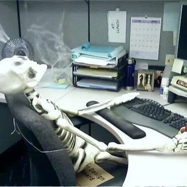 waiting-skeleton-desk-daria.webp