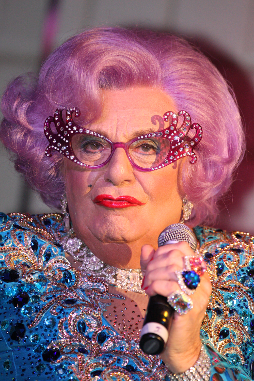 Dame_Edna_(6959716988).jpg