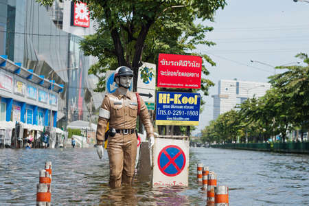 19679399-bangkok-thailand--november-6-2011--the-policeman-statue-stands-on-the-road-during-the-worst-flooding.jpg